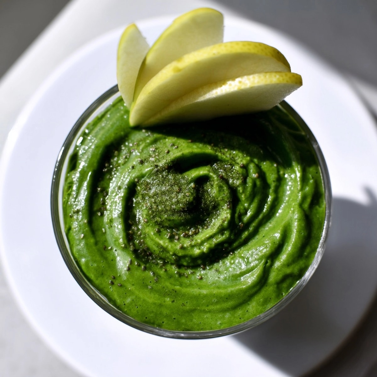Refreshing Green Detox Smoothie: experience the bright flavors of spinach, lemon, and apple.